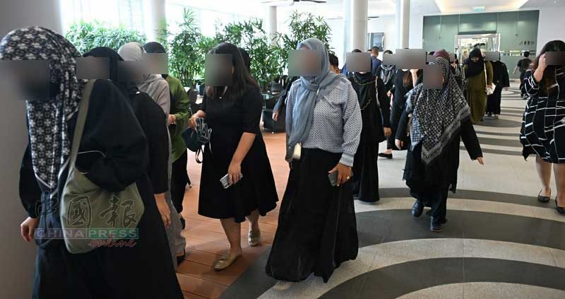 老师集体进入殡仪馆吊唁。
