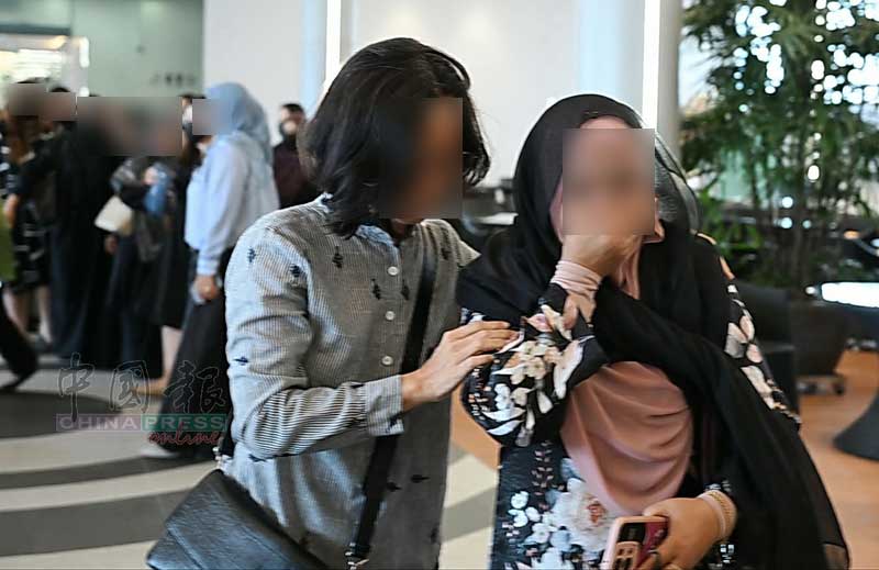 巫裔老師不禁痛哭流涕，身旁老師則不停安慰。
