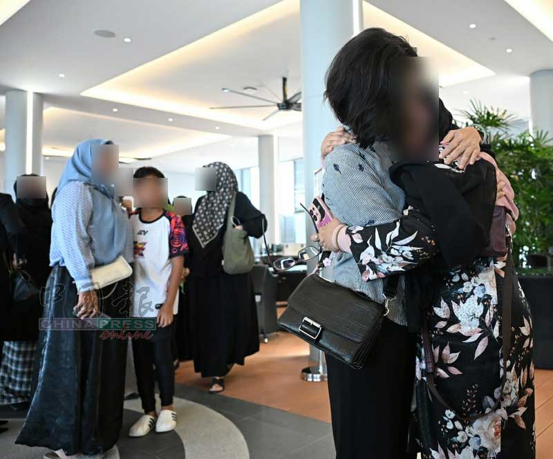 巫裔老師不禁痛哭流涕，身旁老師則不停安慰。
