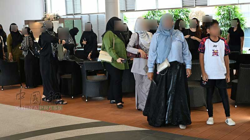 老师集体在等候室，待人齐一同进入殡仪馆。
