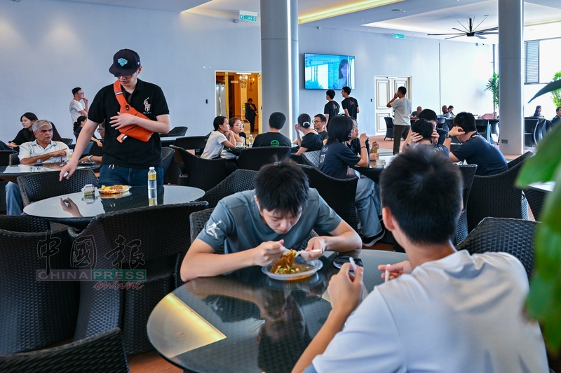 根据《中国报》记者观察，有许多热心民众到场为叶芯璇悼念。
