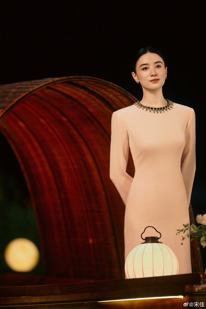 宋佳被拍到口型和唱的部分对不上。