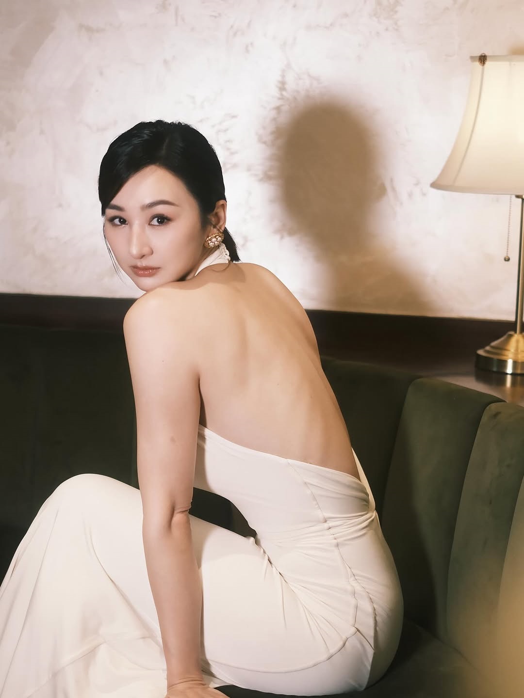 高海宁晒完美身材 露背晚装迷倒网友