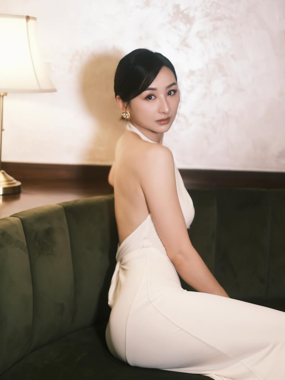 高海宁晒完美身材 露背晚装迷倒网友