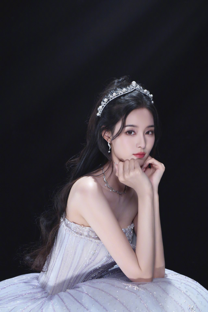 晒城堡花园婚纱照 百亿富二代帅回颜值巅峰