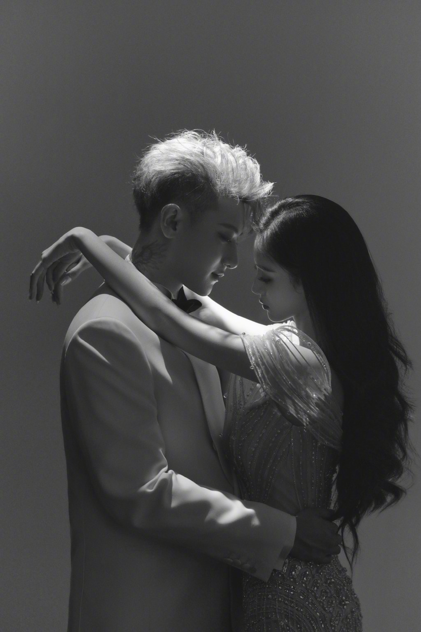 晒城堡花园婚纱照 百亿富二代帅回颜值巅峰