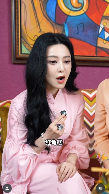 两人讨论娘惹糕。