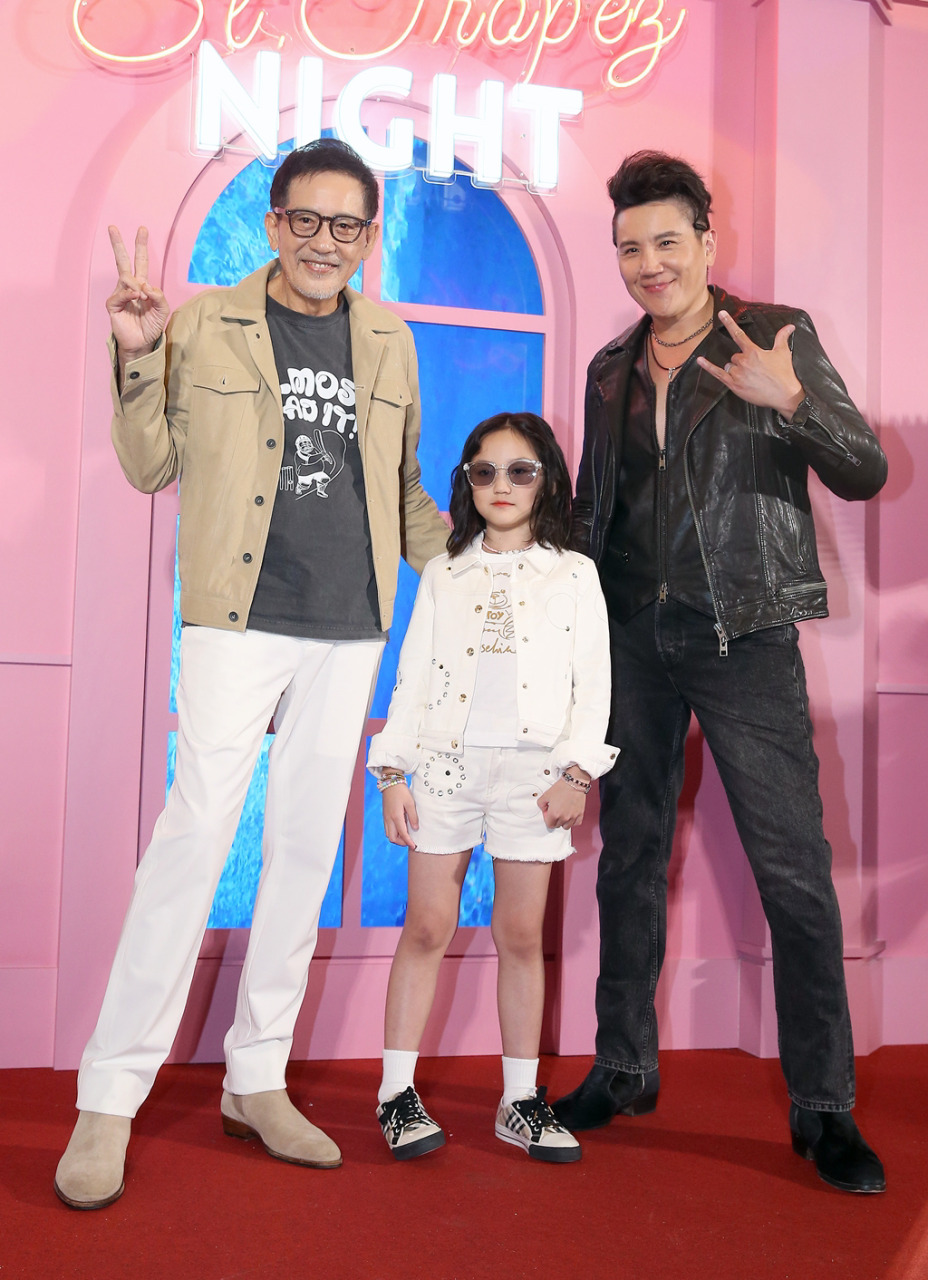 秦汉一家三代同堂出席活动。