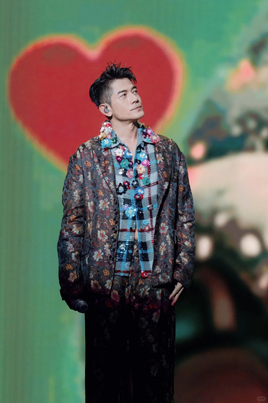 郭富城结束成都演唱会后回香港跟家人中秋团聚。