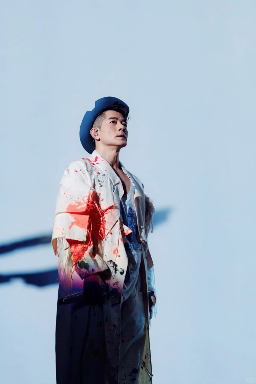 59岁天王撇追生男宝 老婆晒全家福证未产子