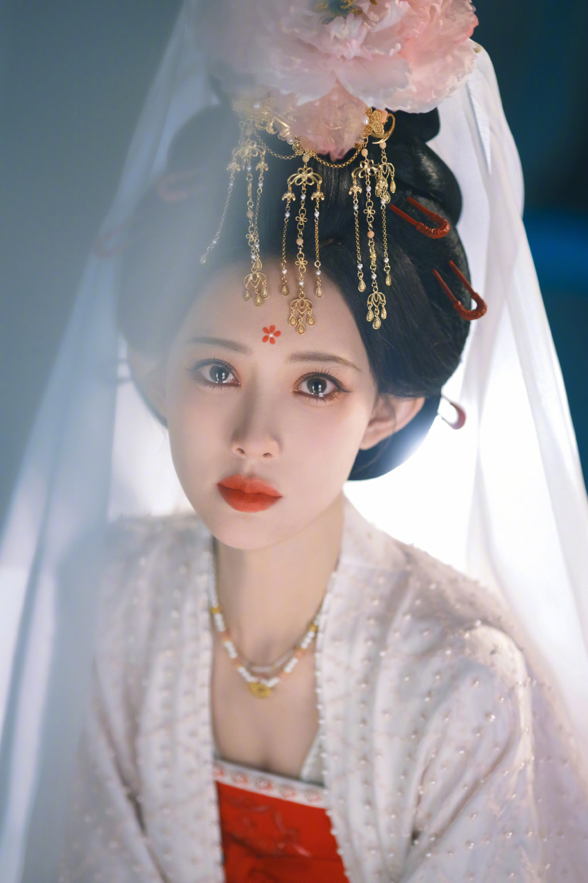 女星拍戏帽纱被踩 “头往后对折凹”画面惊险