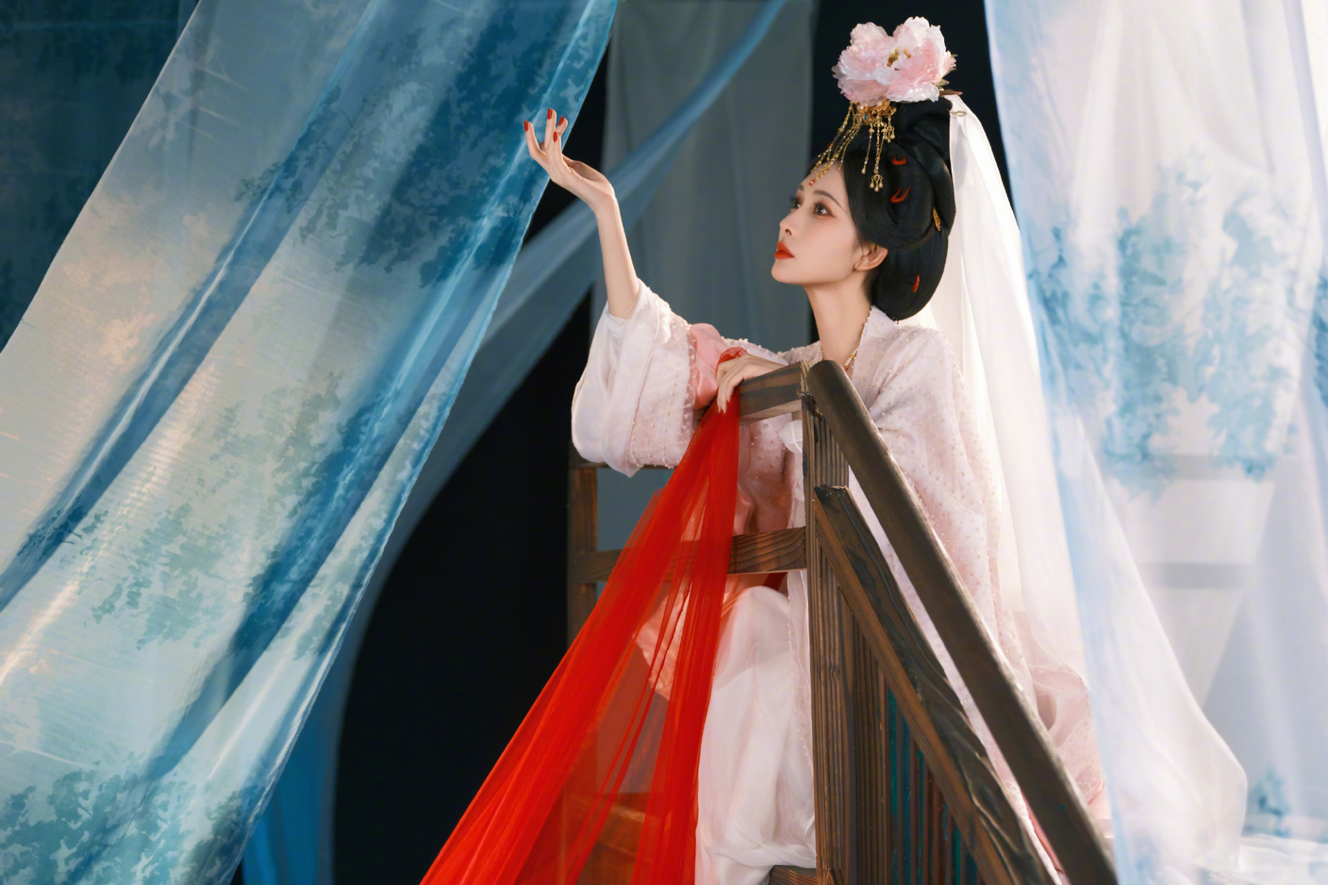 女星拍戏帽纱被踩 “头往后对折凹”画面惊险