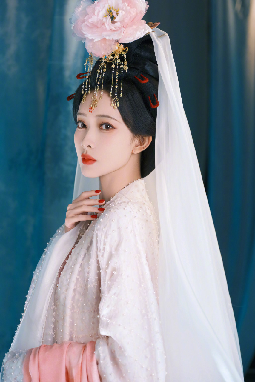 女星拍戏帽纱被踩 “头往后对折凹”画面惊险