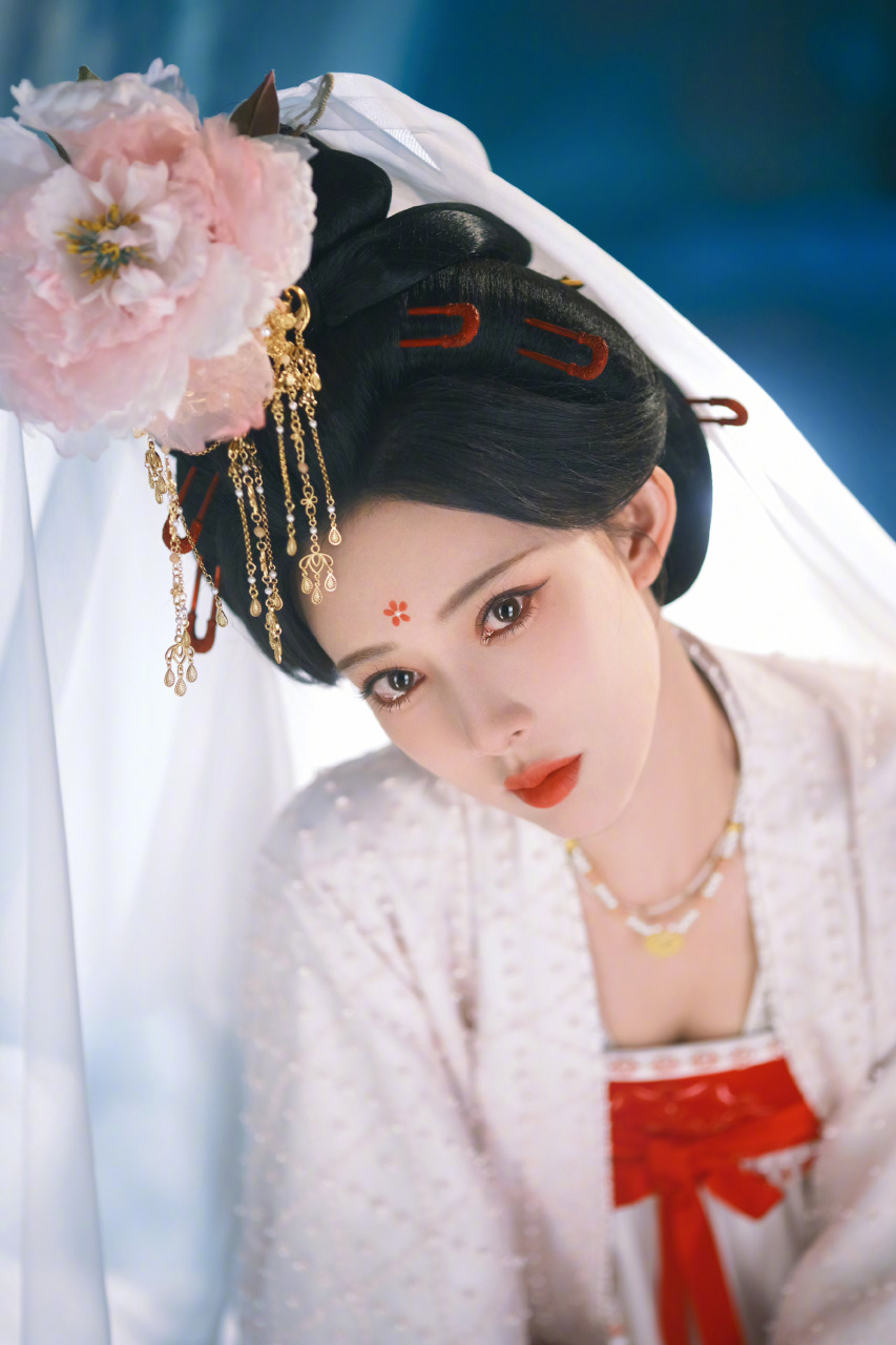 女星拍戏帽纱被踩 “头往后对折凹”画面惊险