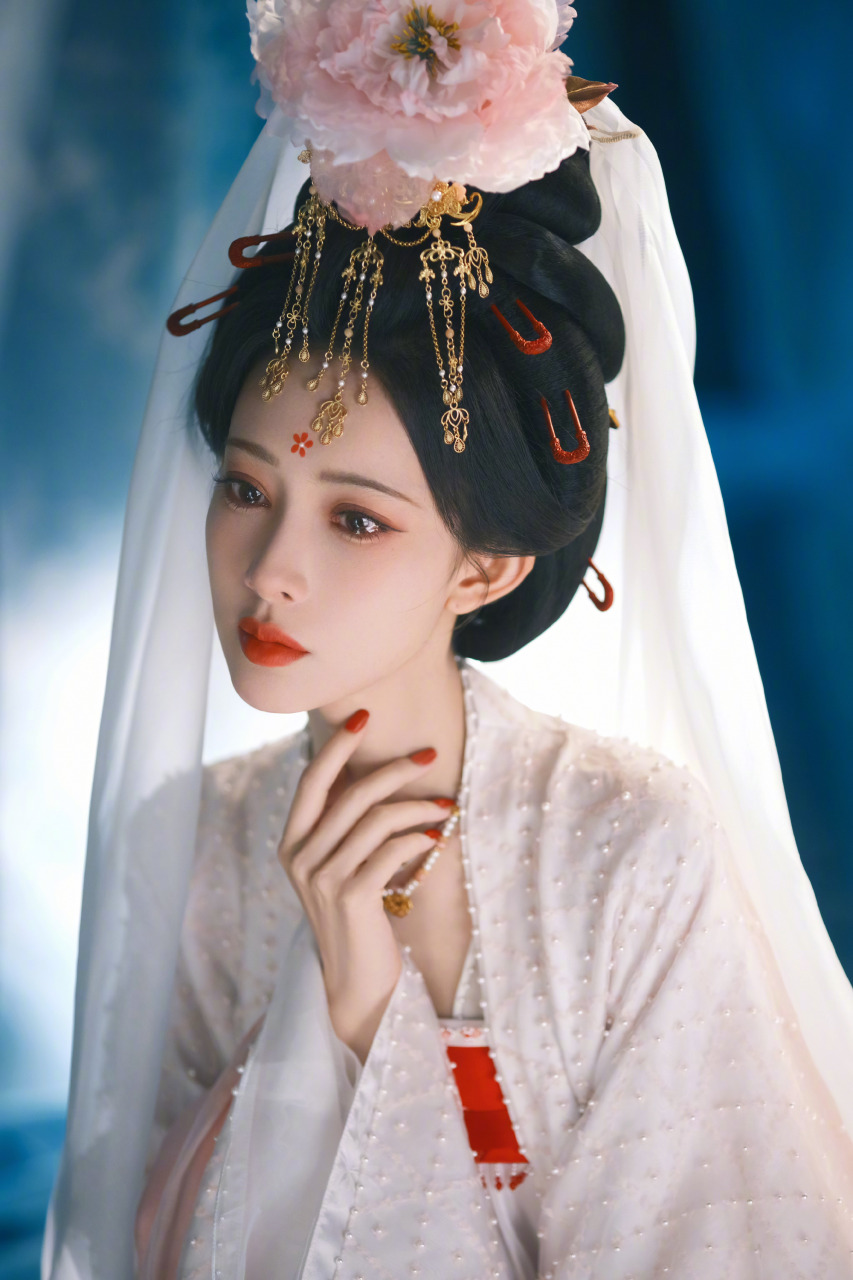 女星拍戏帽纱被踩 “头往后对折凹”画面惊险