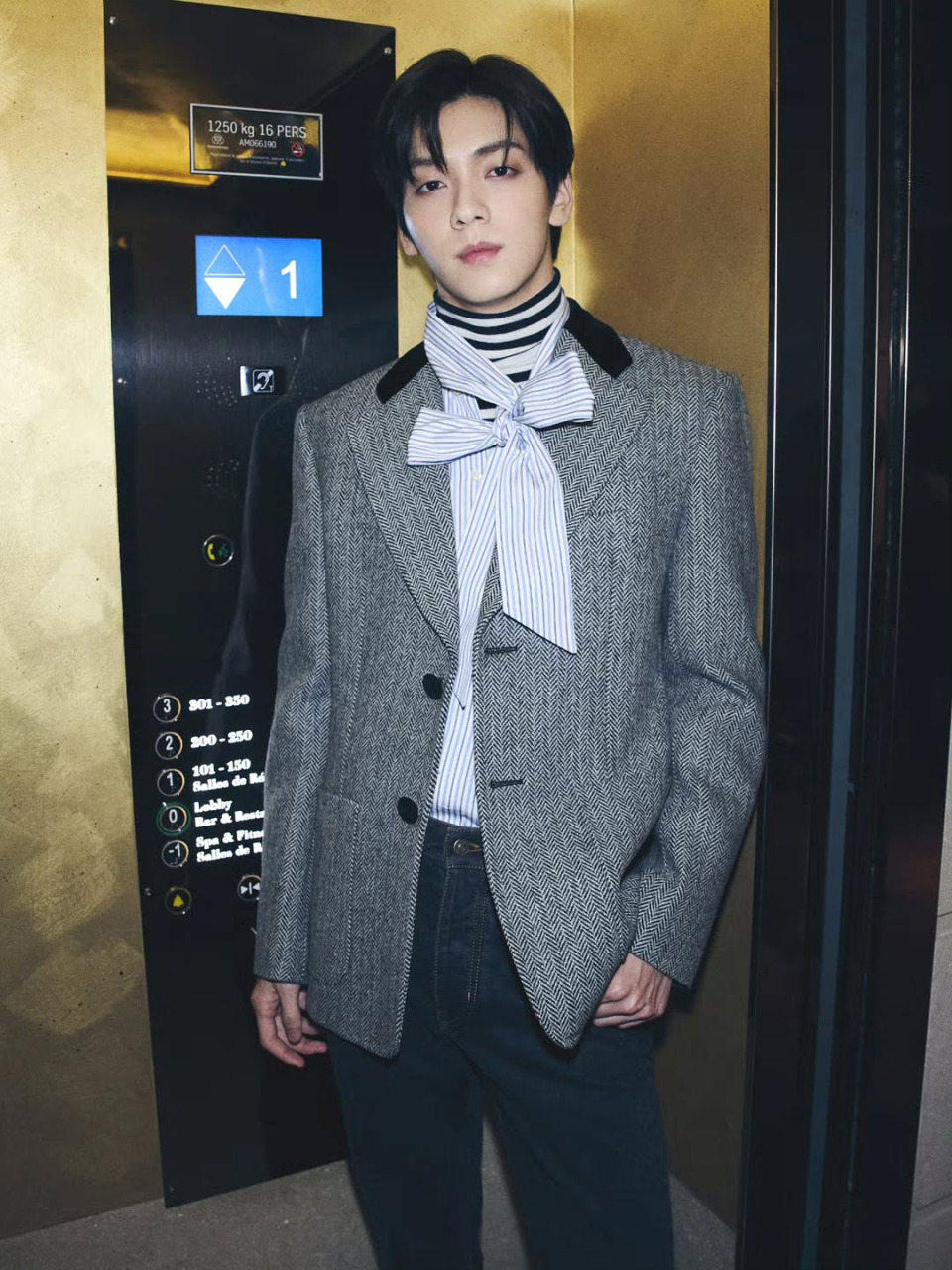 私生饭堵人如丧尸进城 男偶像怒摔粉丝手机