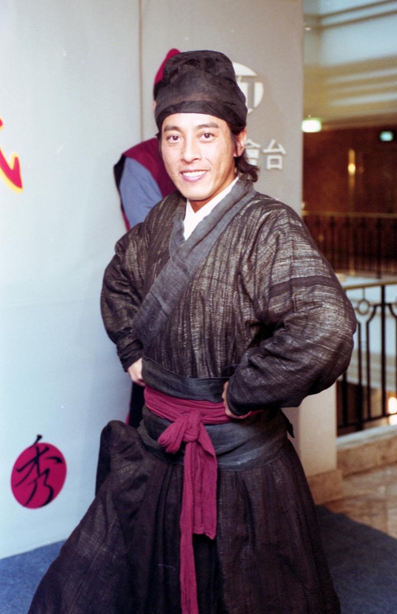 最帅令狐冲出院后被偶遇 步伐无力显憔悴