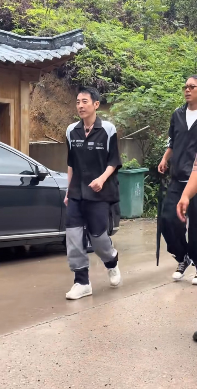 吕颂贤被指有气无力。