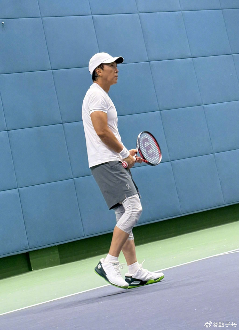 甄子丹打起网球，有模有样。