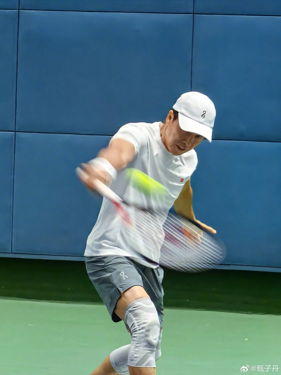 甄子丹打起网球，有模有样。