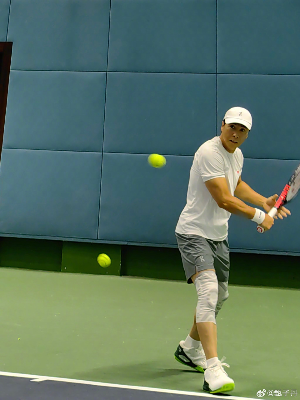 甄子丹打起网球，有模有样。