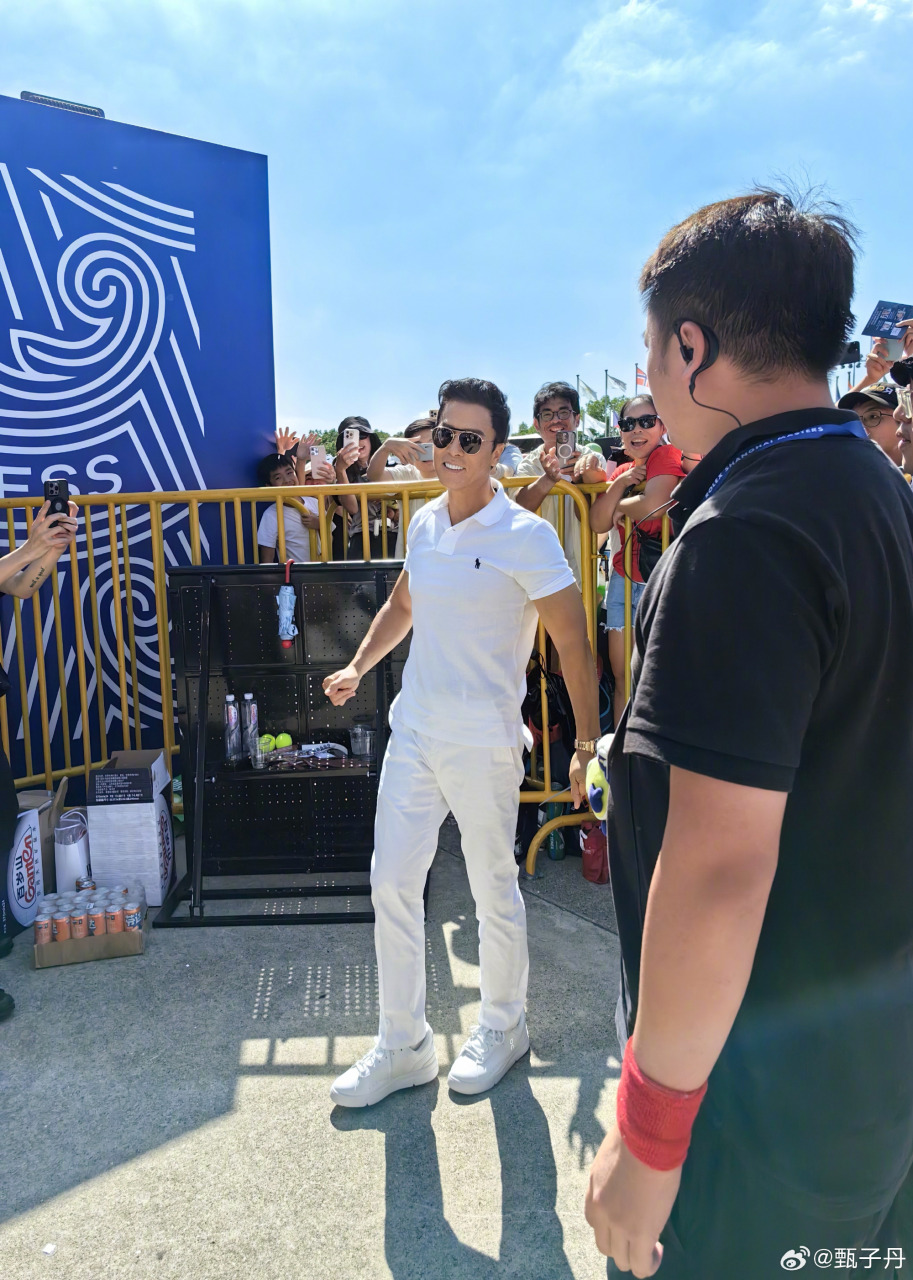 甄子丹来到网球场大受欢迎。