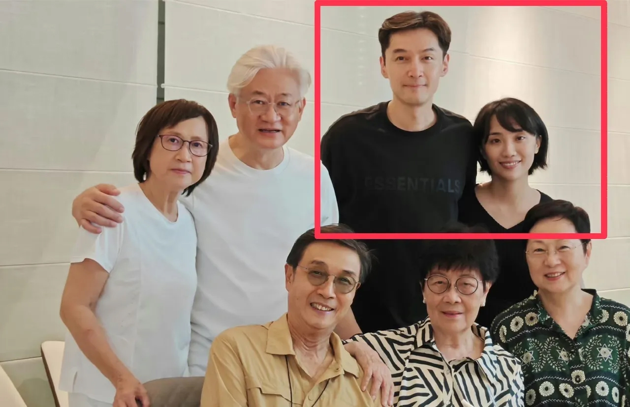 
胡歌（红框左）跟妻子黄曦宁拍大合照时曾高清同框。