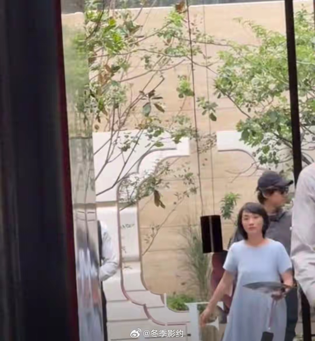 胡歌被拍到带老婆黄曦宁看豪宅。