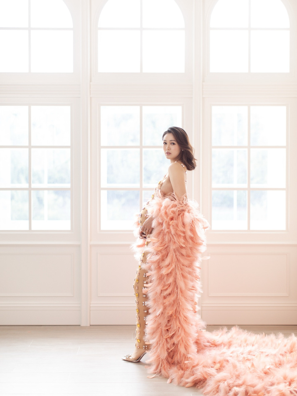 3亿千金晒性感孕照 低胸裙仅遮重要部位