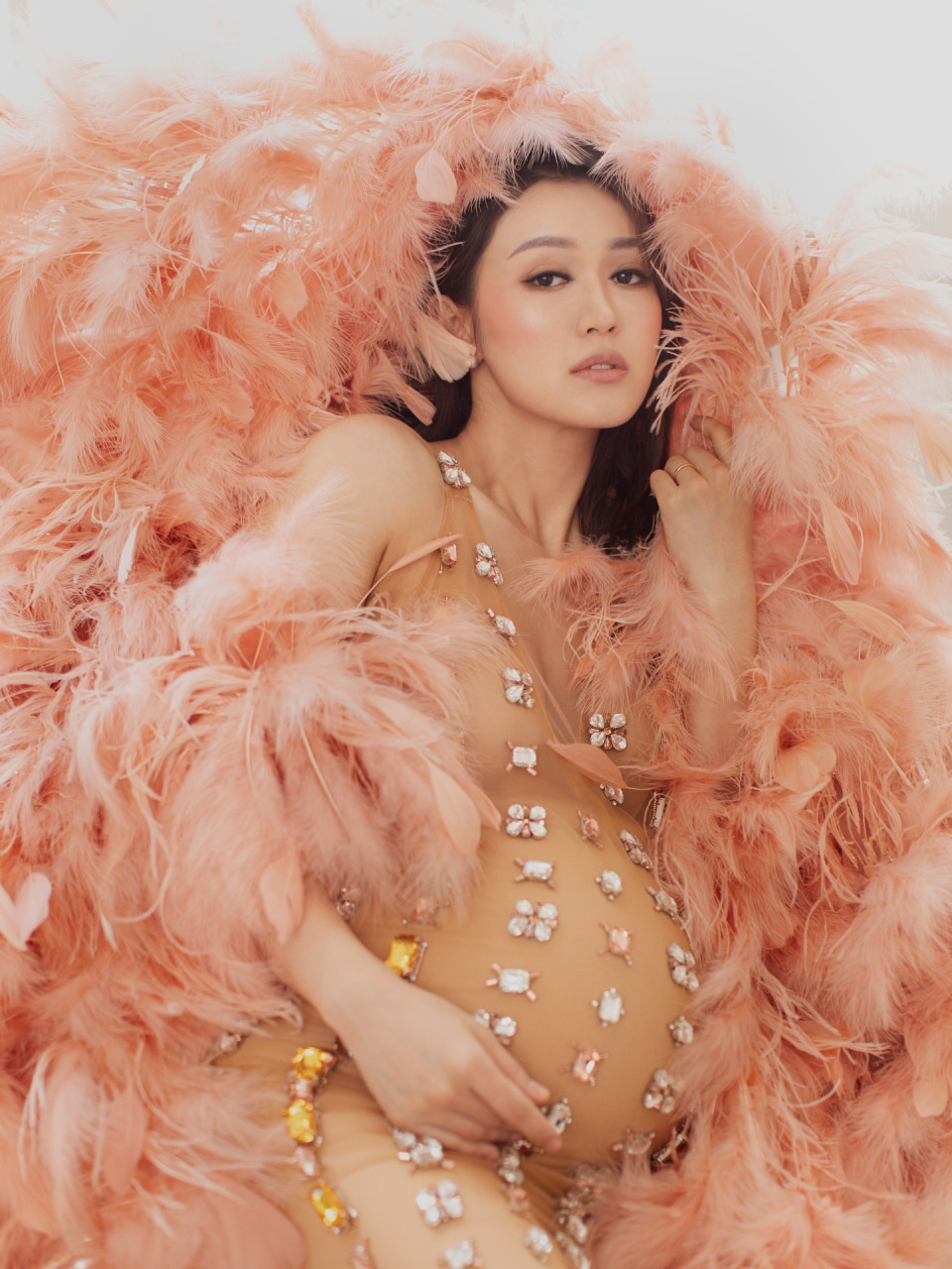 3亿千金晒性感孕照 低胸裙仅遮重要部位