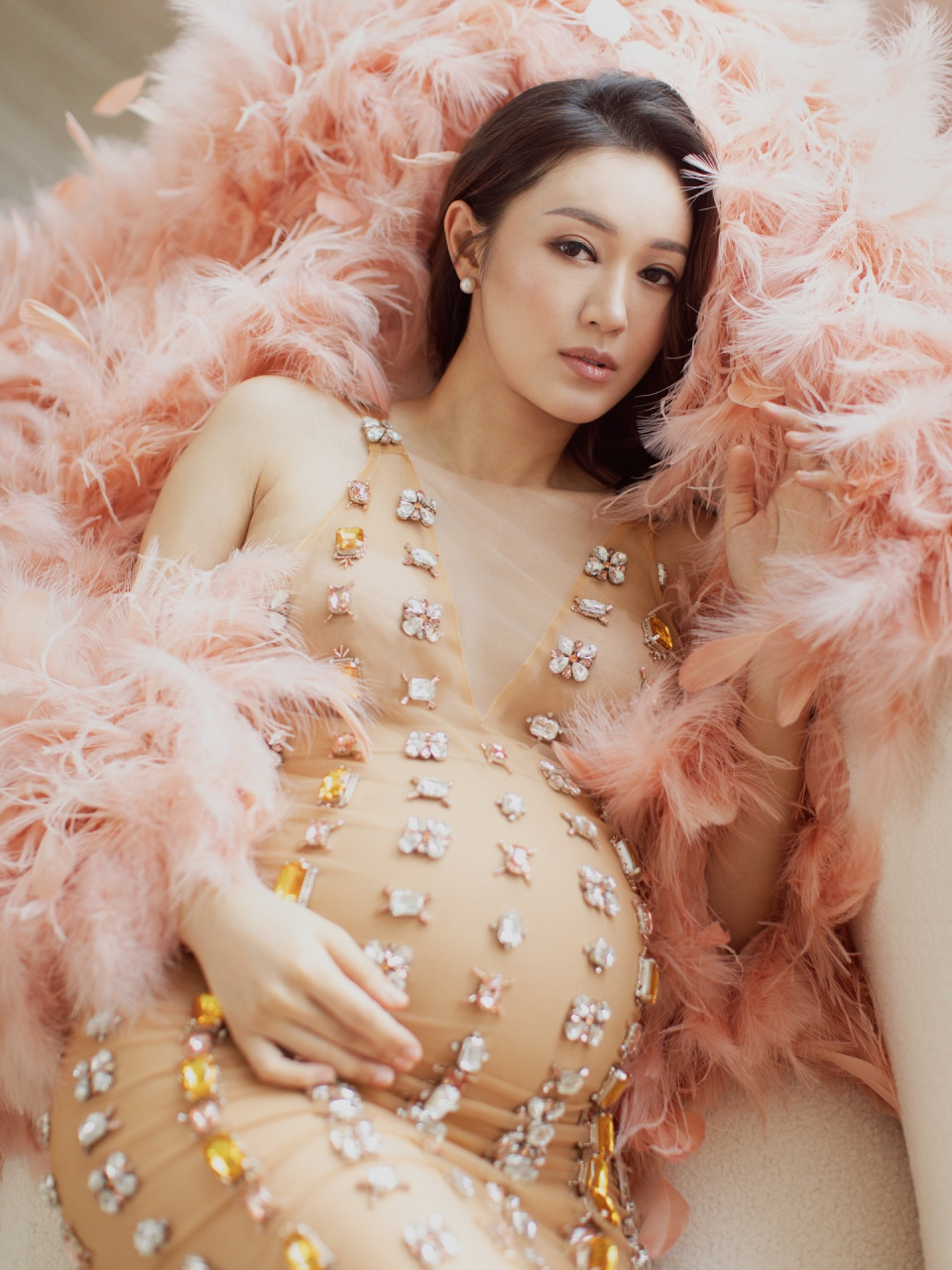 3亿千金晒性感孕照 低胸裙仅遮重要部位