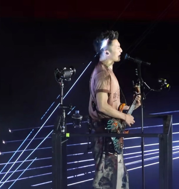 谢霆锋被舞台激光射中。