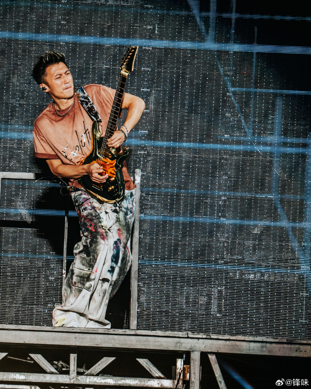 被激光灼伤头发烧焦 谢霆锋忍痛完成演出