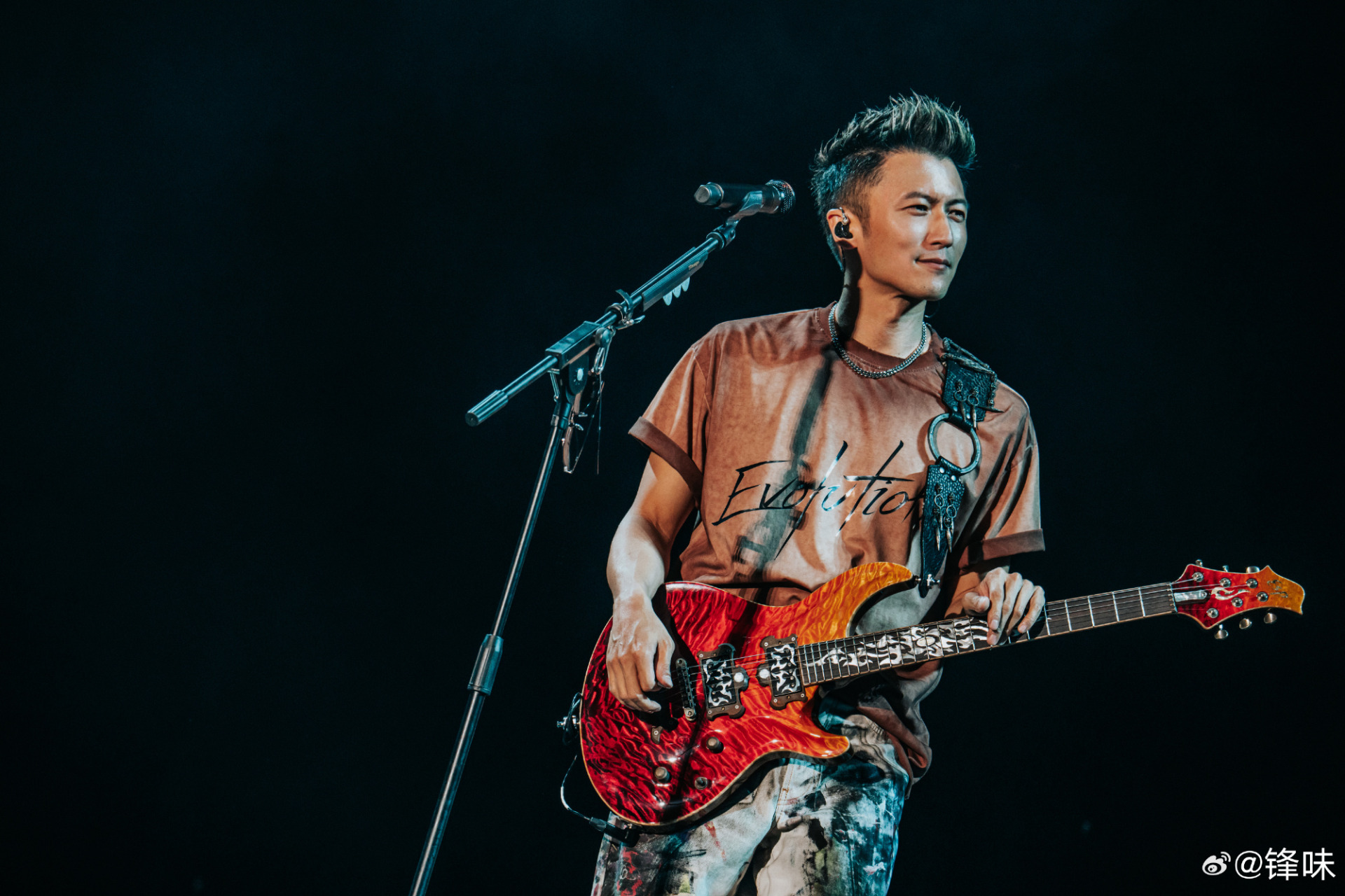 谢霆锋在重庆开唱。