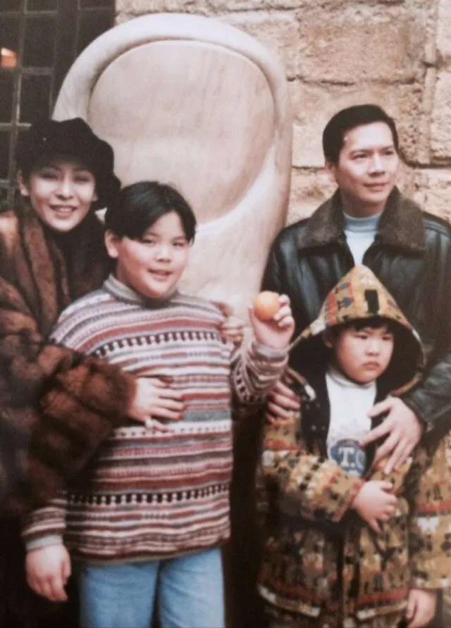 向太育有2个儿子向佐、向佑，兄弟俩发展大不同。