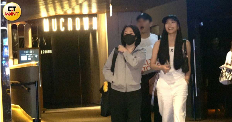 小S隔7个月首现身 疑女儿高帅男友曝光