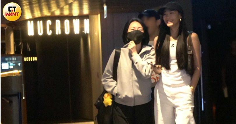 小S隔7个月首现身 疑女儿高帅男友曝光