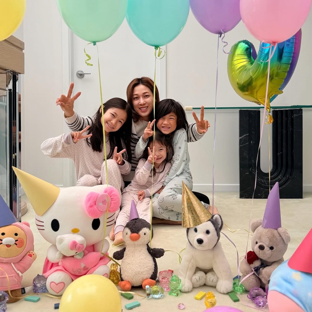 锺嘉欣晒出与孩子的合照。