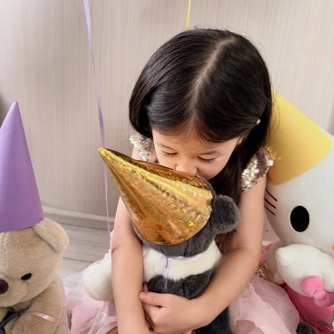 锺嘉欣幼女暴风成长 网友：像妈妈好甜