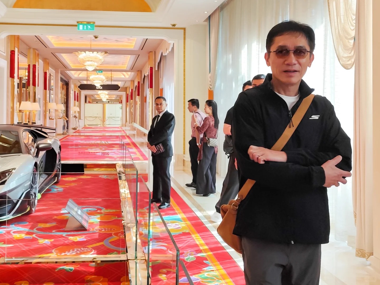 梁朝伟完美融入人群。