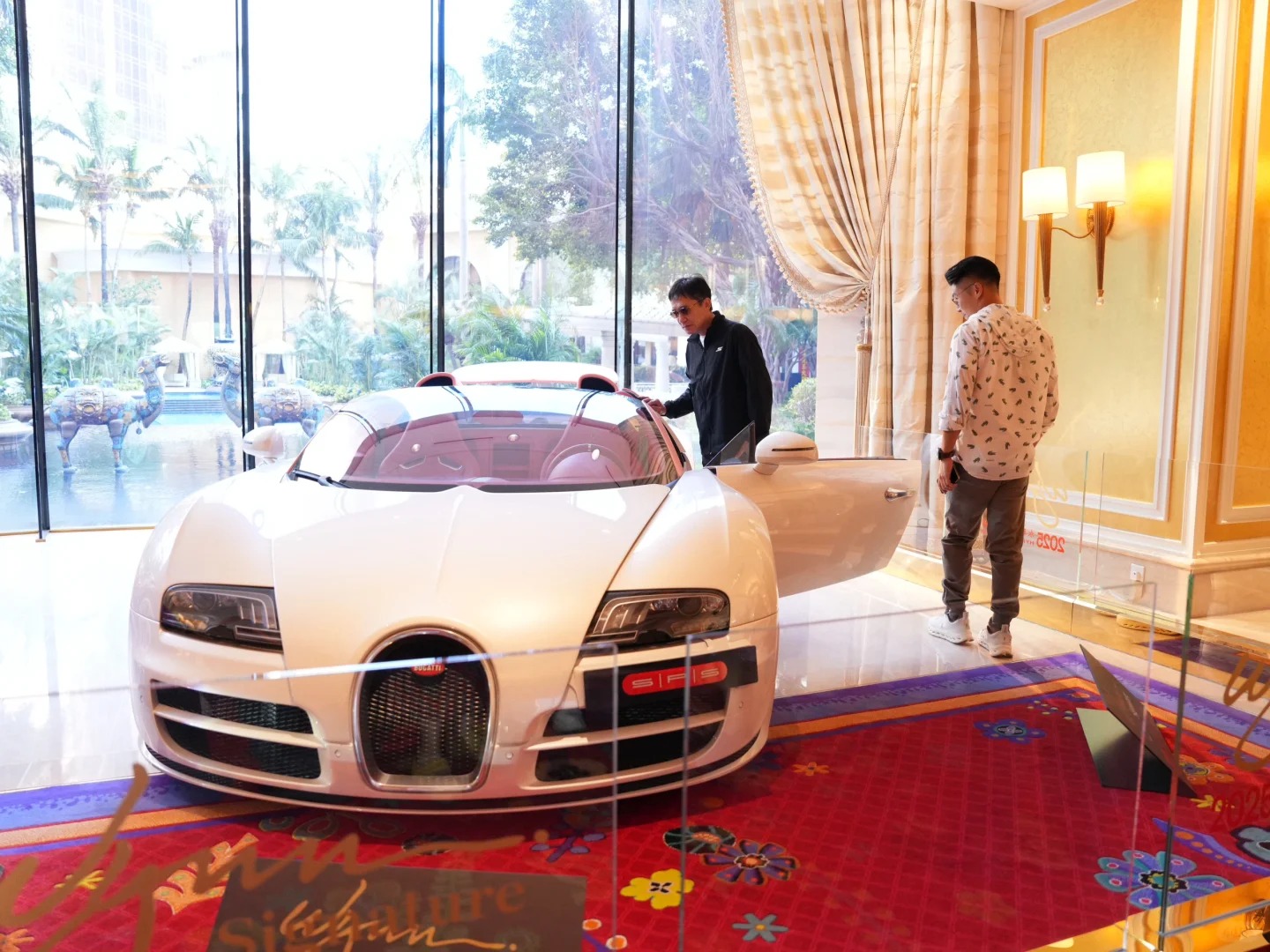 梁朝伟低调看车。