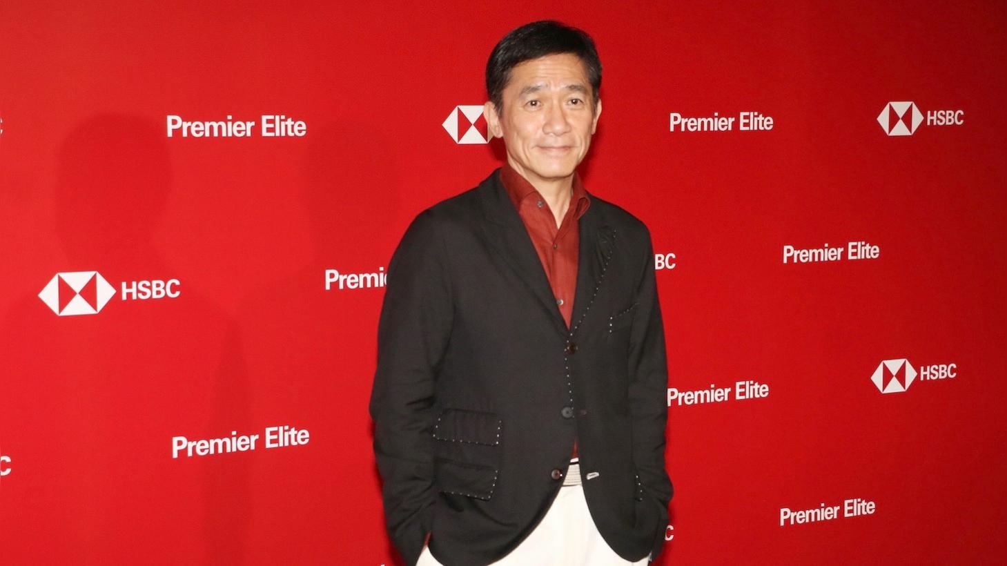 63岁影帝低调看跑车 接地气打扮完美融入人群