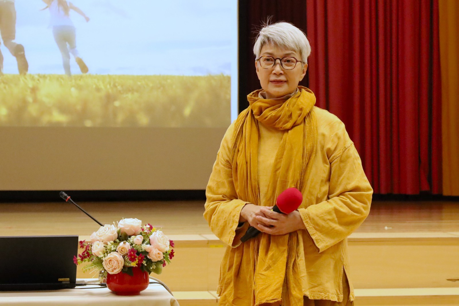 自曝7月入院做大手术 65岁陈敏儿身形消瘦