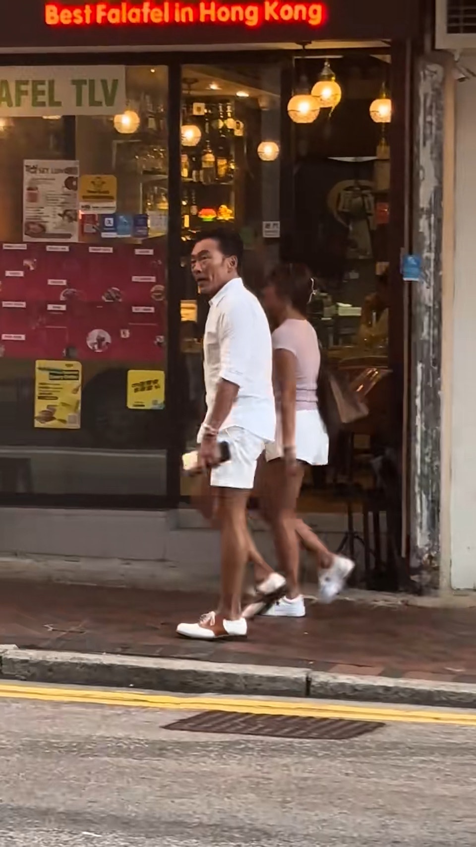 今年6月郑浩南被拍到与一名女生一起逛街。