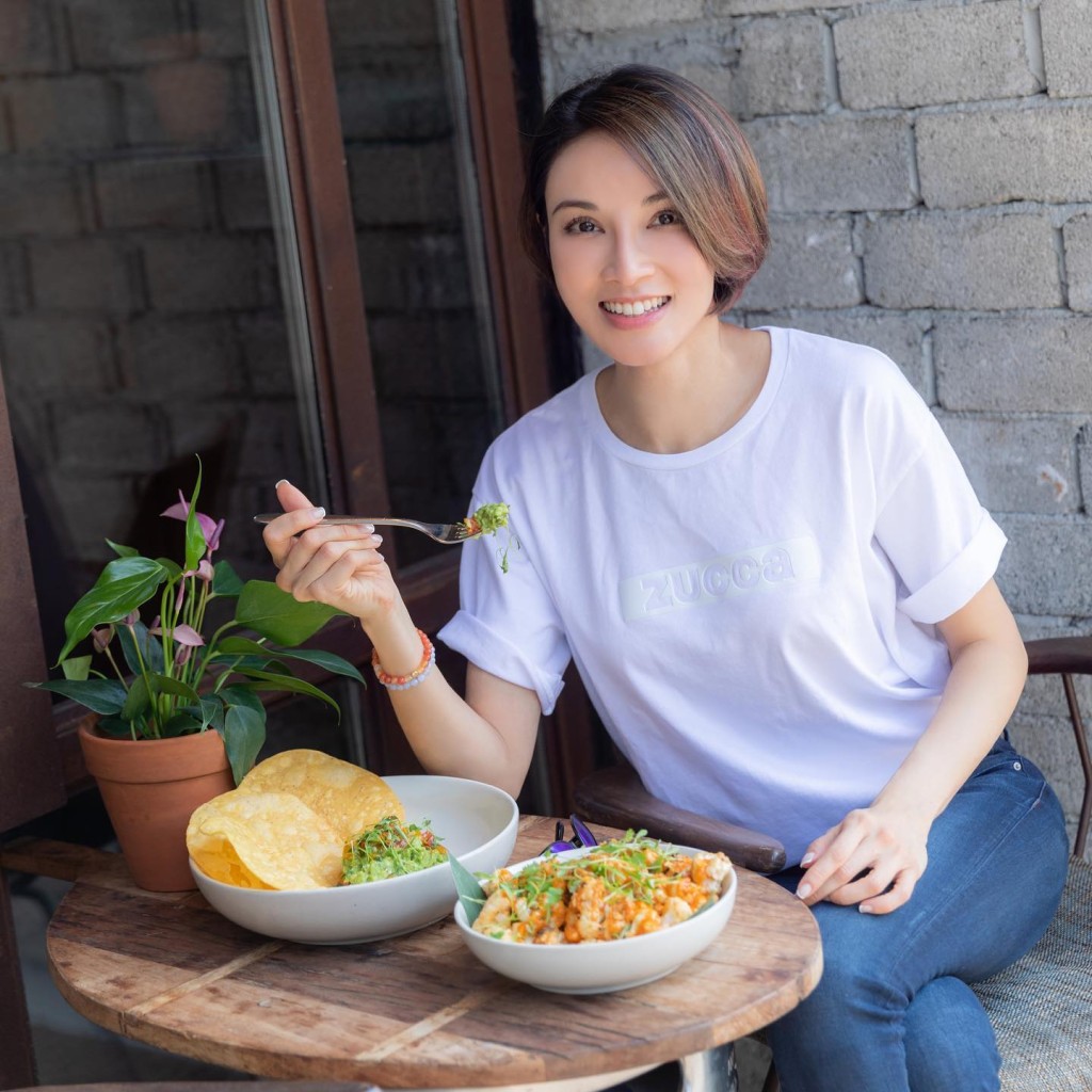 50岁郑雪儿冻龄惊艳 完胜同场前港姐冠军