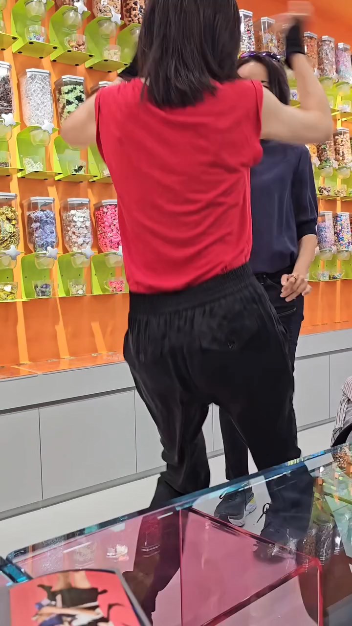 50岁郑雪儿冻龄惊艳 完胜同场前港姐冠军