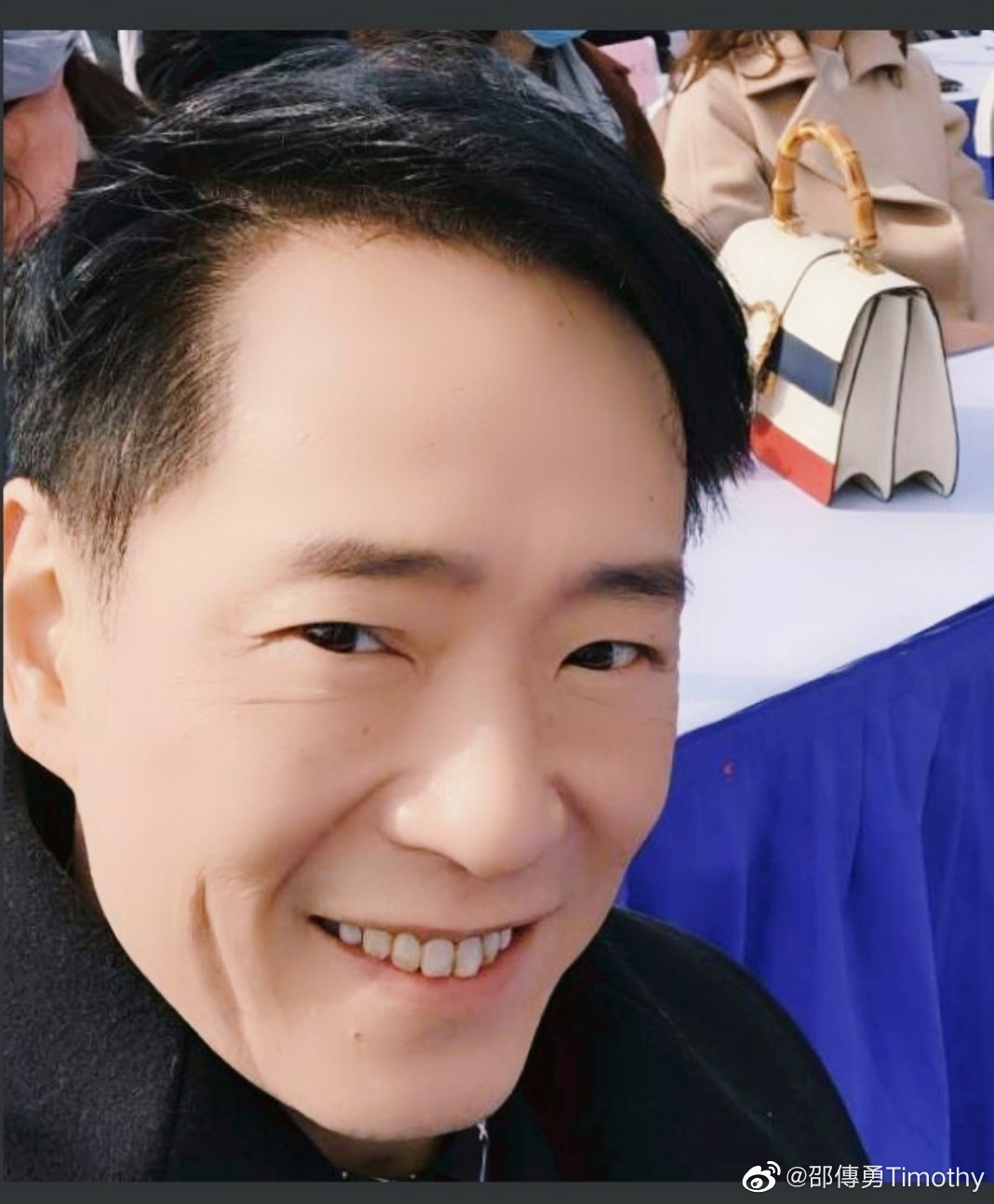 与昔日幕前形象反差甚大。
