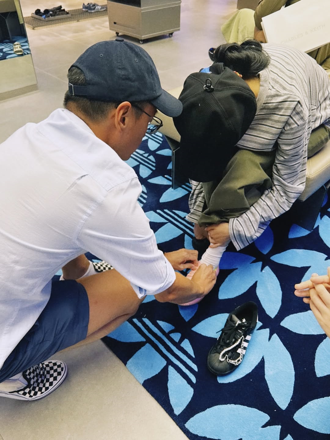 杨谨华来马出差零伪装 品尝榴梿萌翻粉丝