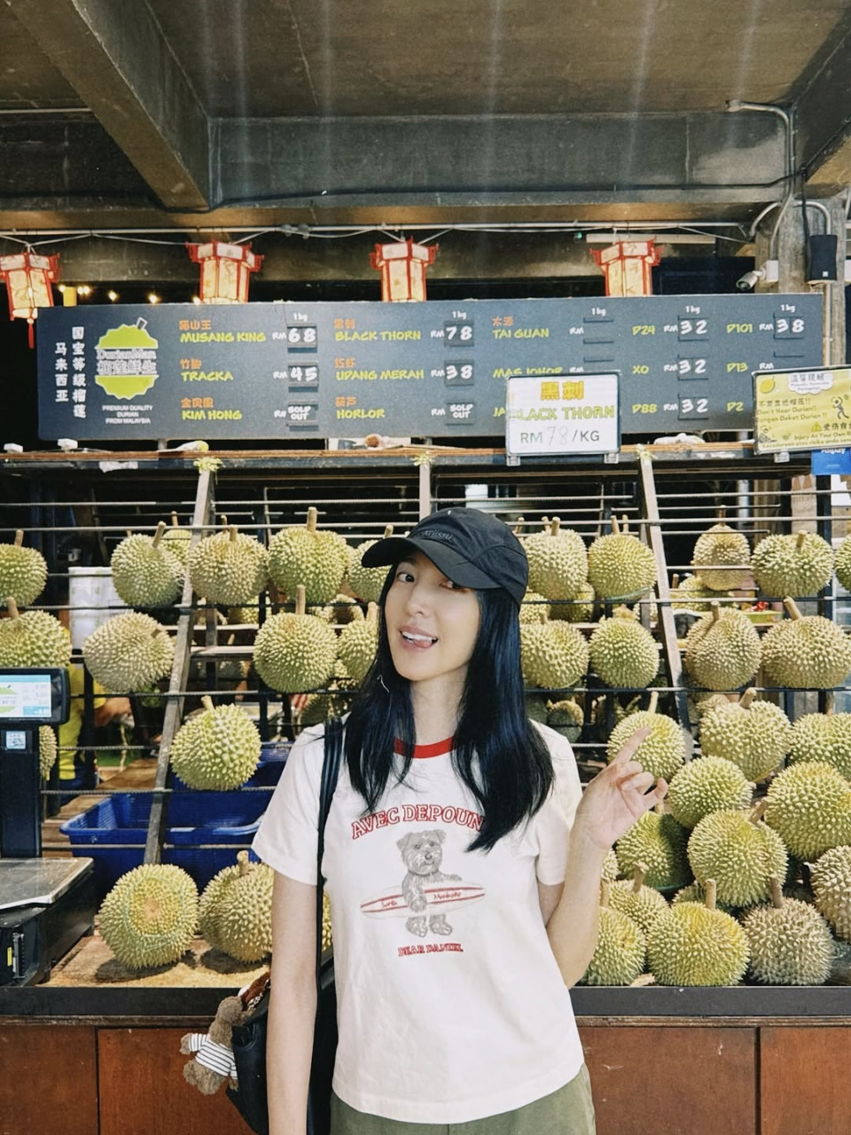 杨谨华来马出差零伪装 品尝榴梿萌翻粉丝