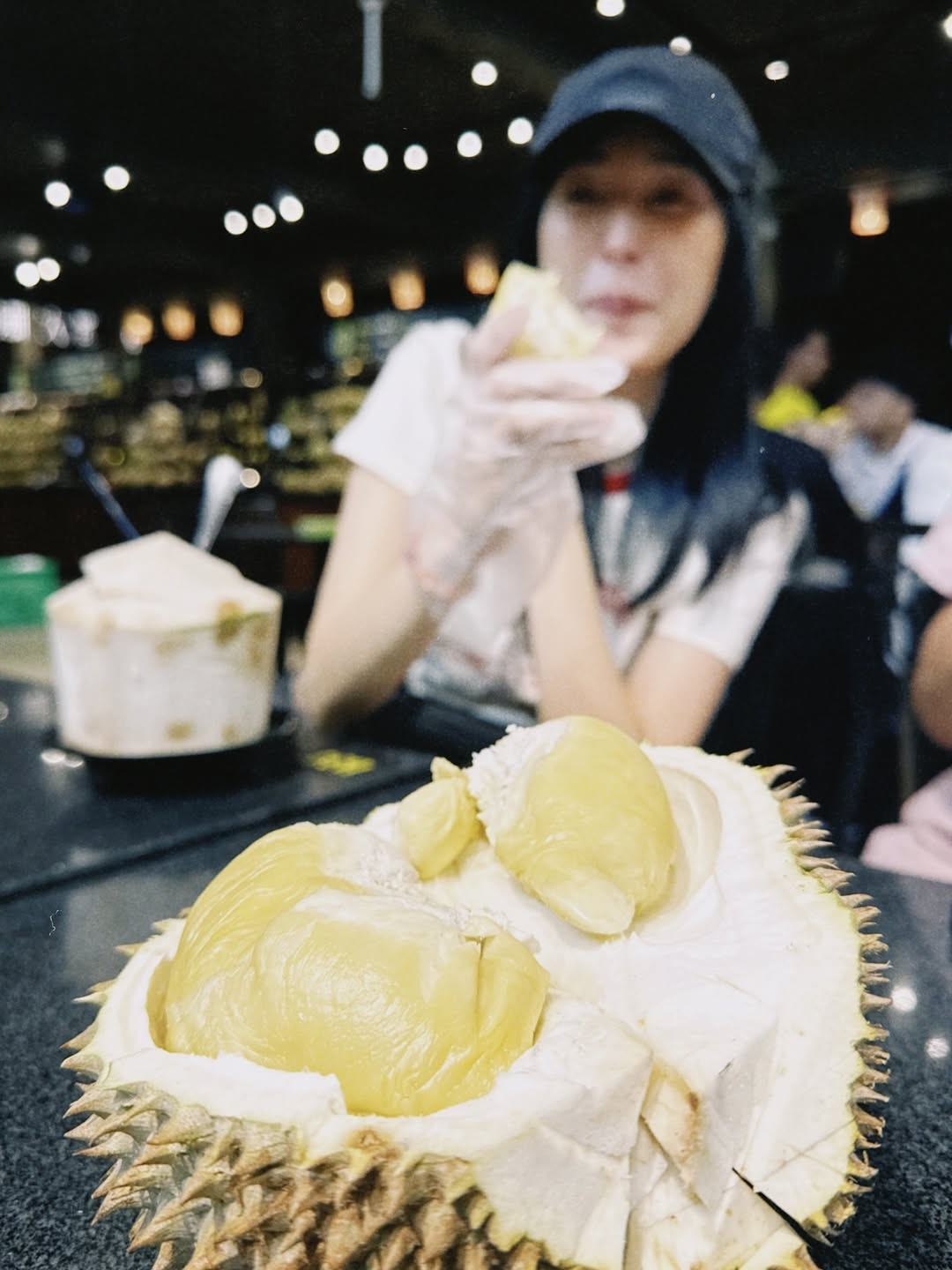 杨谨华来马出差零伪装 品尝榴梿萌翻粉丝